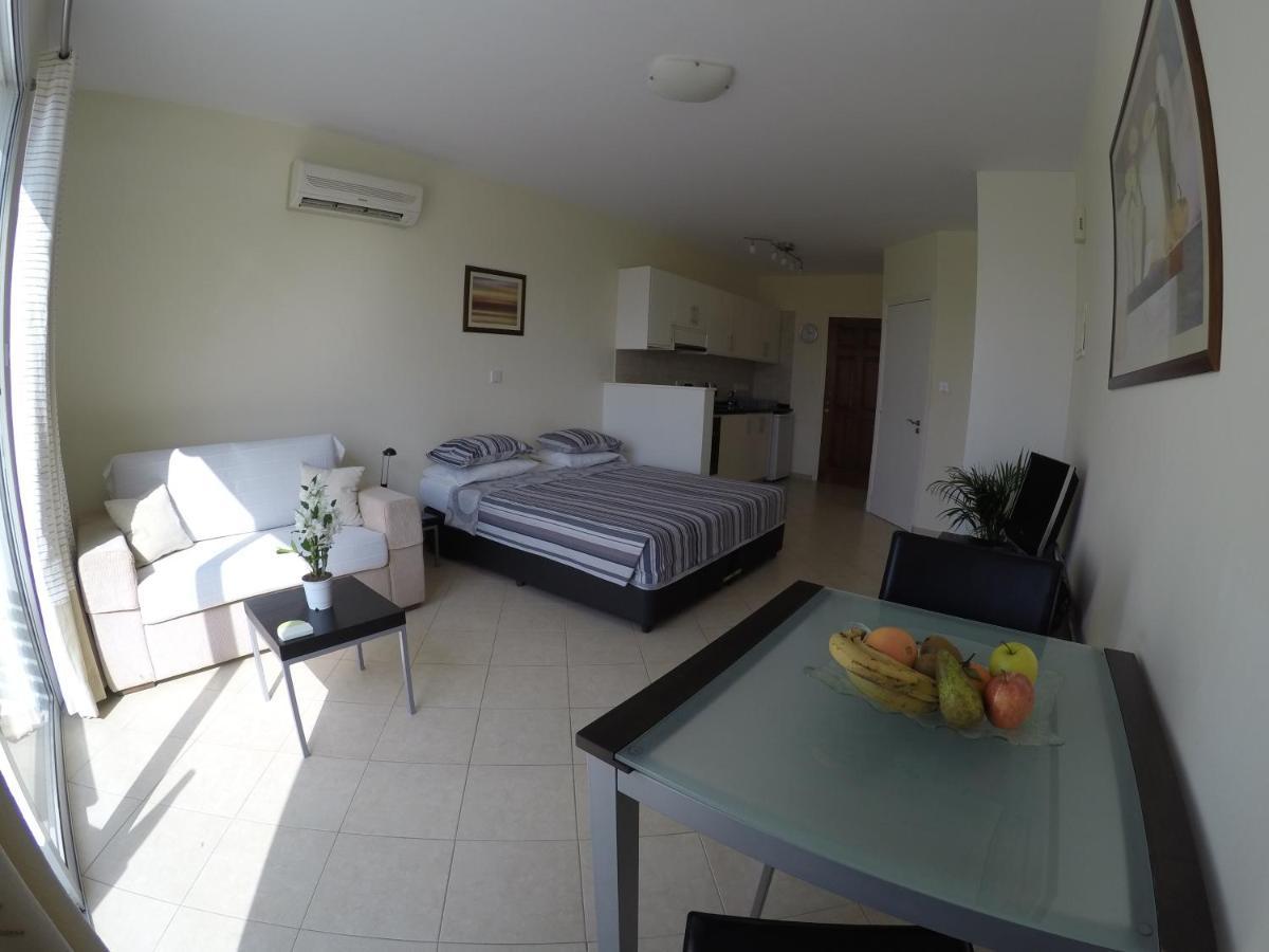 Kato Paphos Suites エクステリア 写真