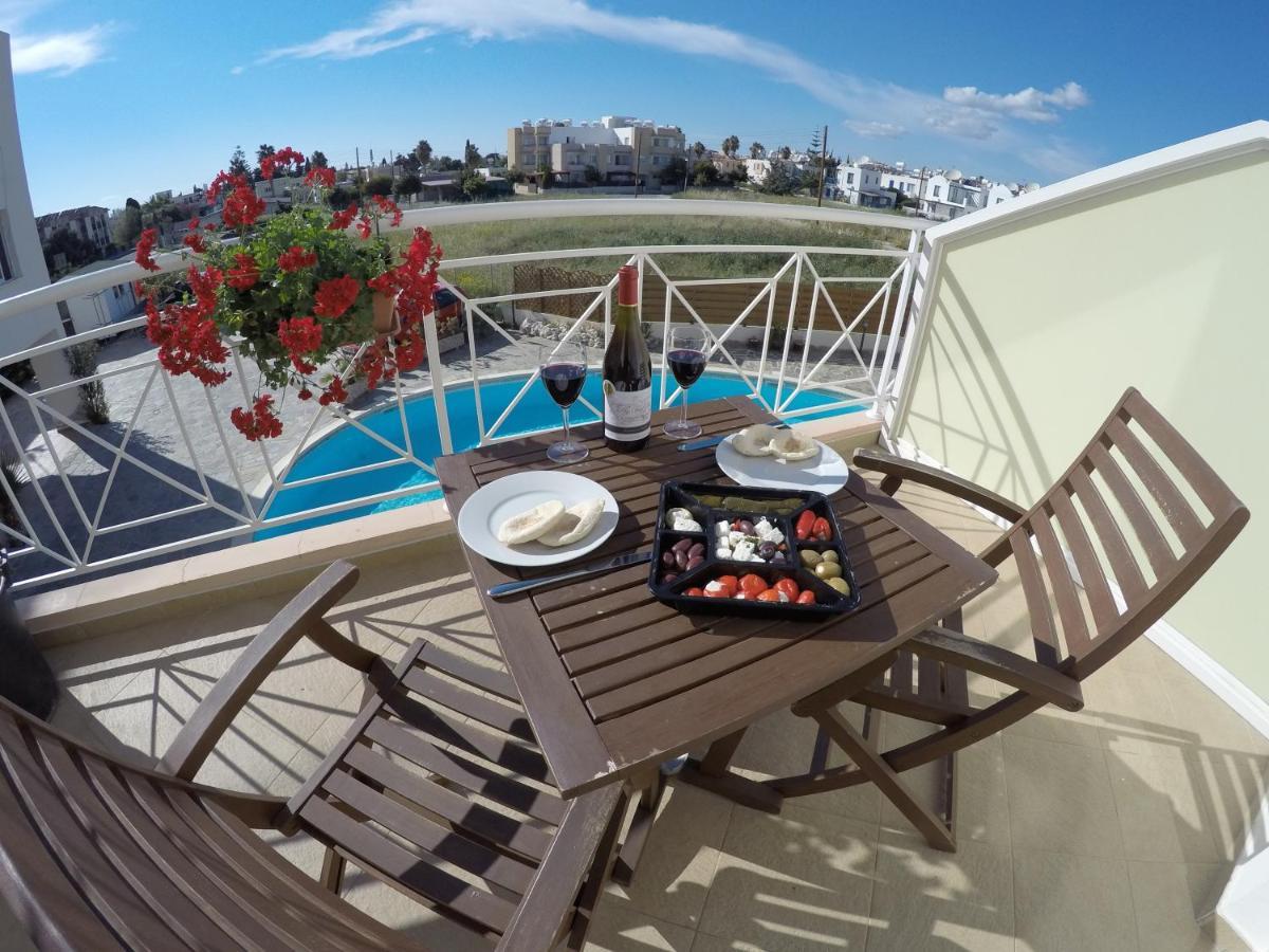 Kato Paphos Suites エクステリア 写真