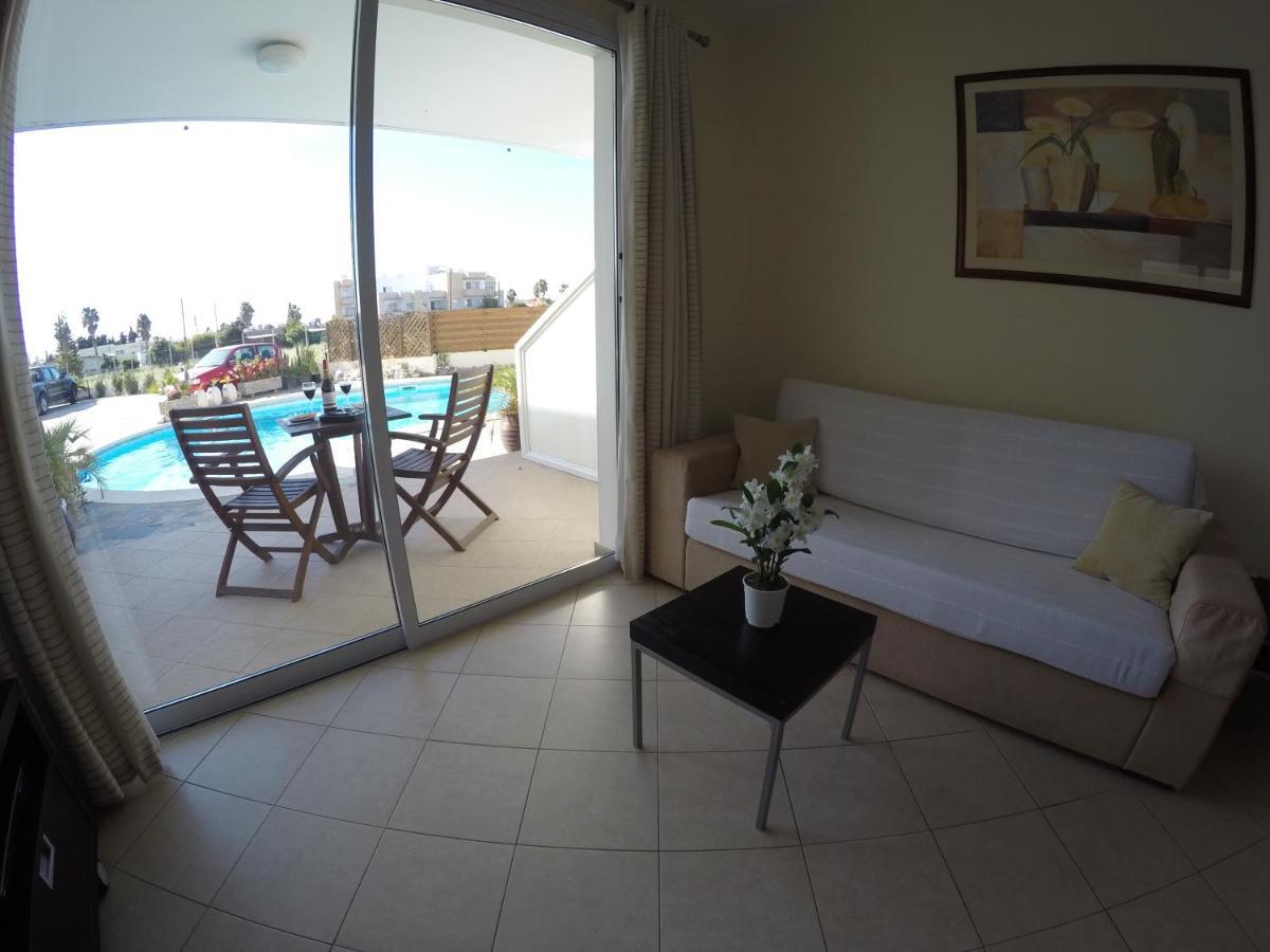 Kato Paphos Suites エクステリア 写真