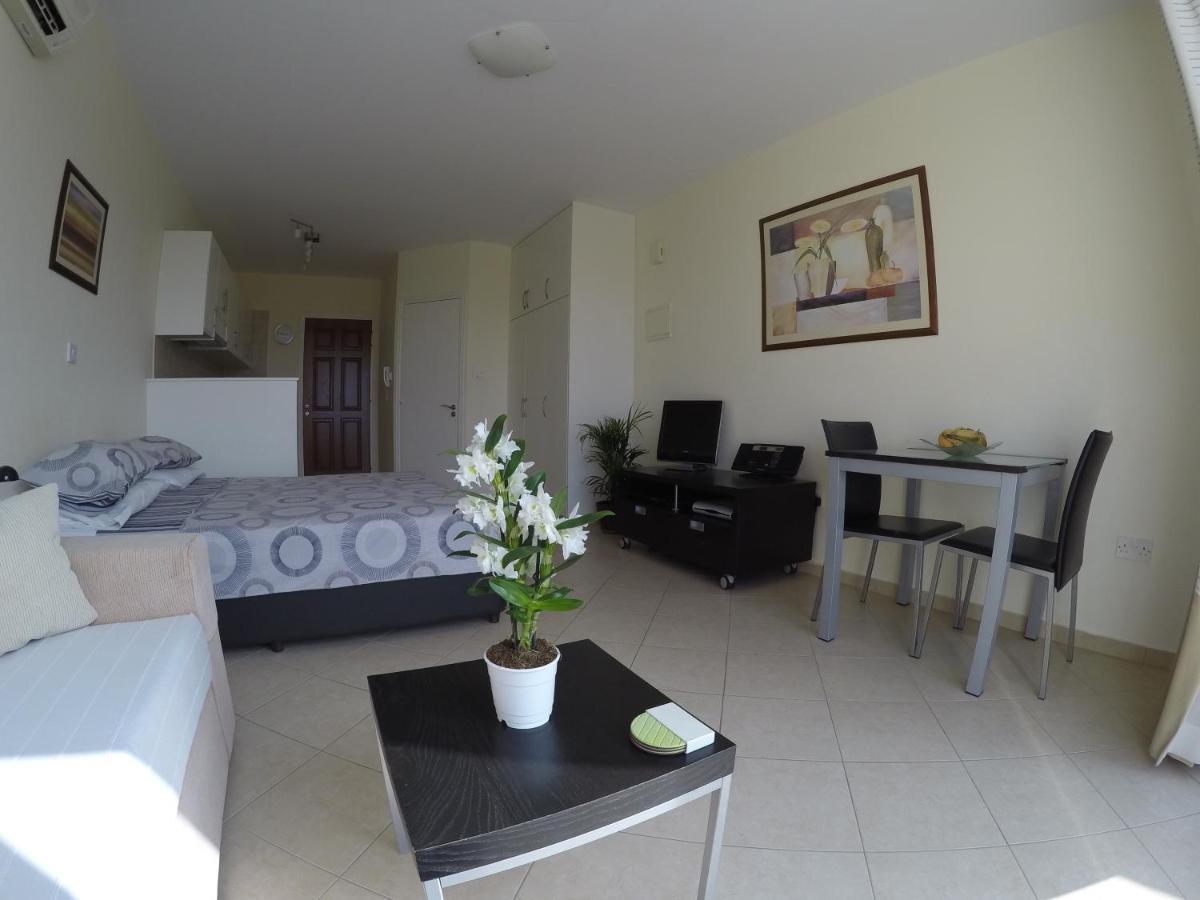 Kato Paphos Suites エクステリア 写真