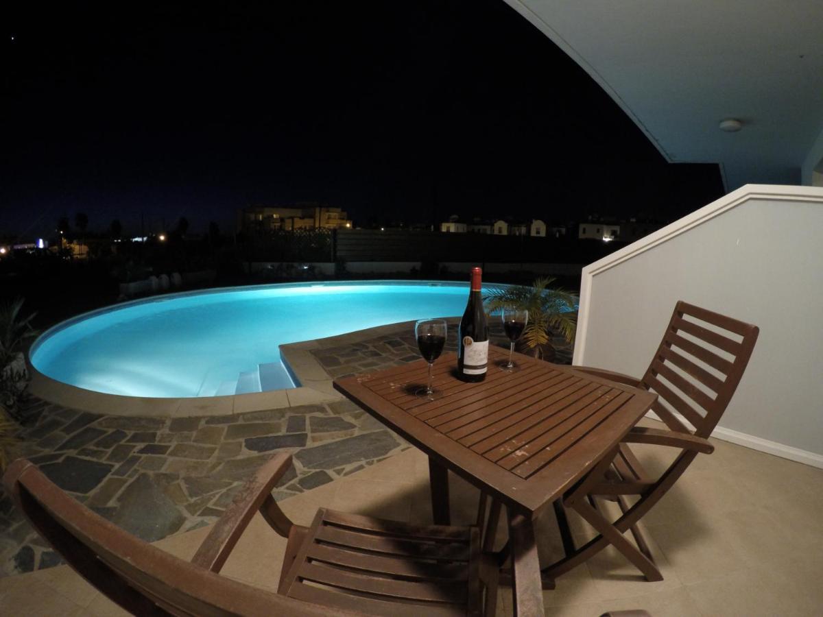 Kato Paphos Suites エクステリア 写真