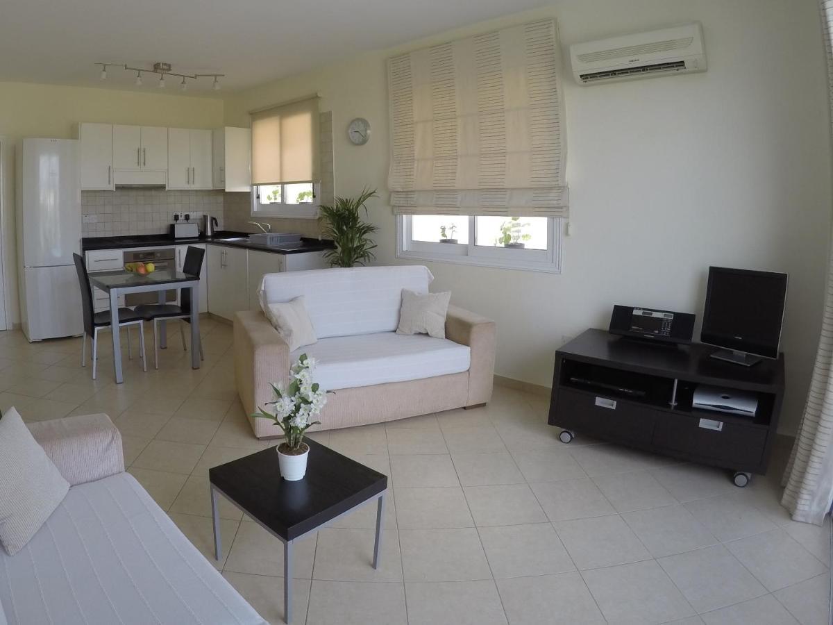Kato Paphos Suites エクステリア 写真