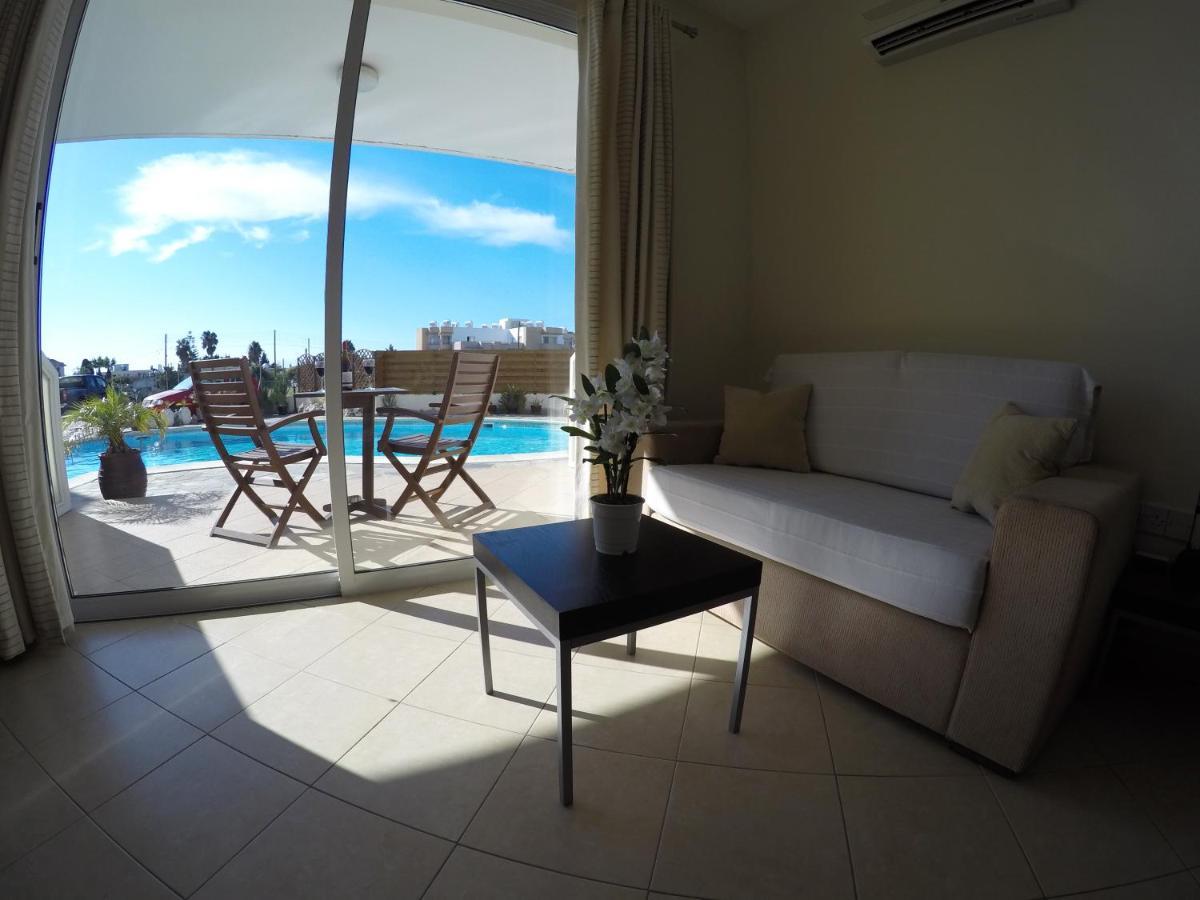 Kato Paphos Suites エクステリア 写真