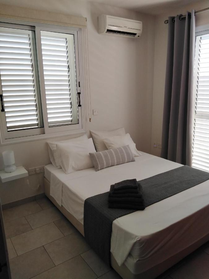 Kato Paphos Suites エクステリア 写真