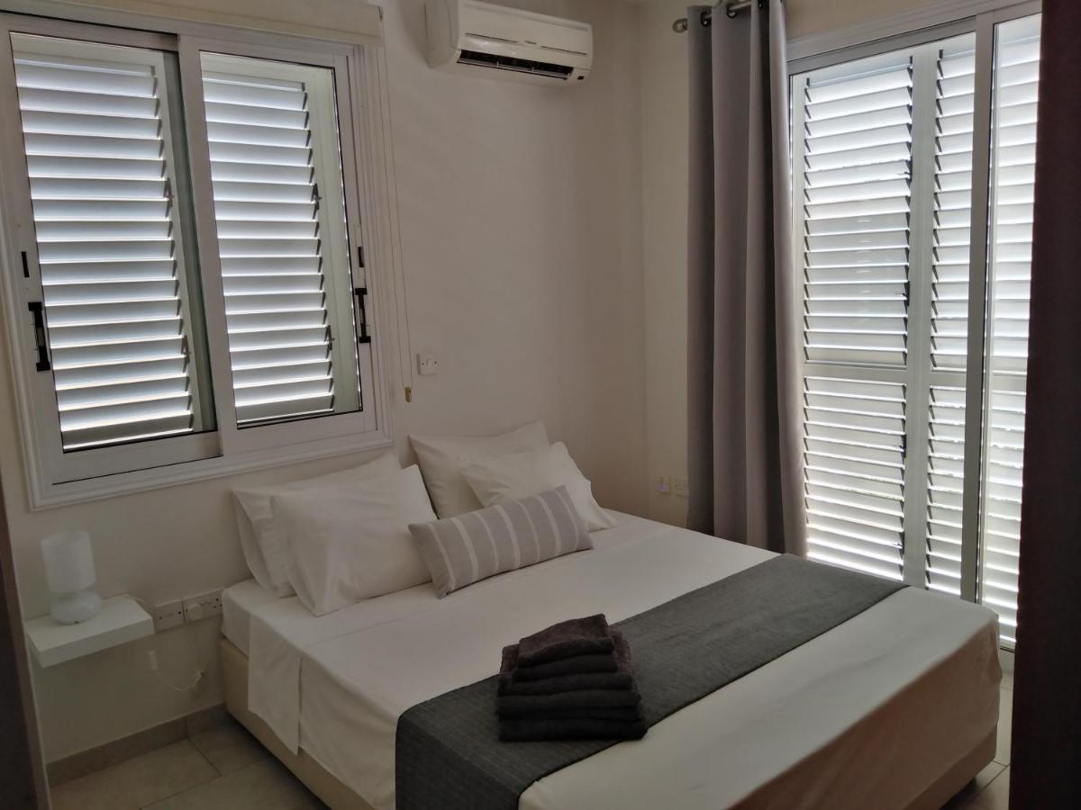 Kato Paphos Suites エクステリア 写真