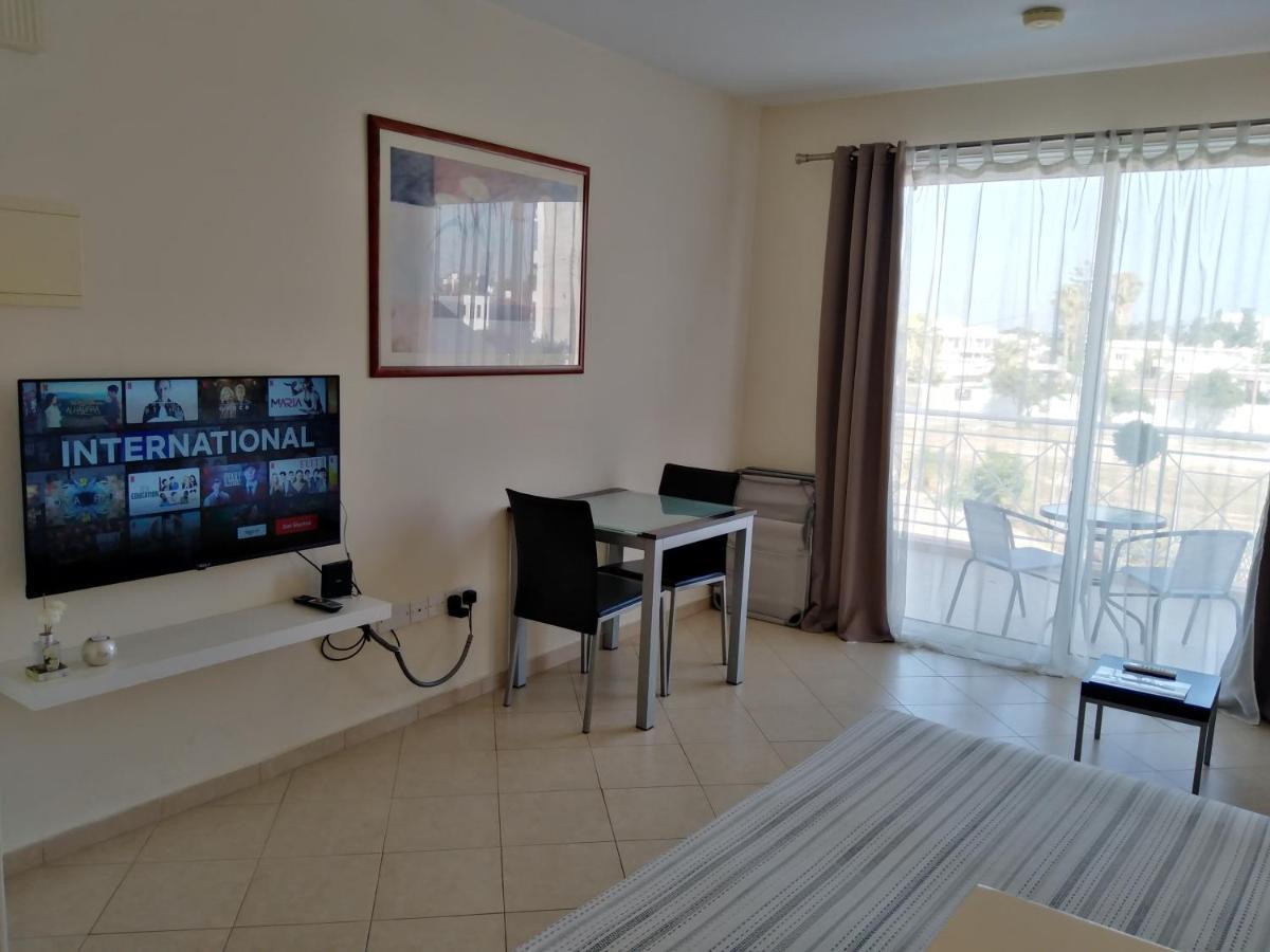 Kato Paphos Suites エクステリア 写真