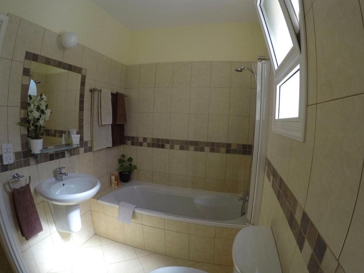 Kato Paphos Suites エクステリア 写真