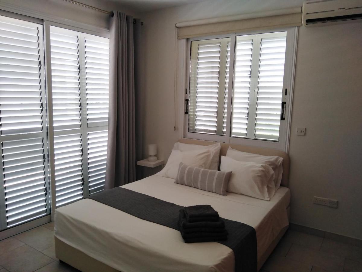 Kato Paphos Suites エクステリア 写真
