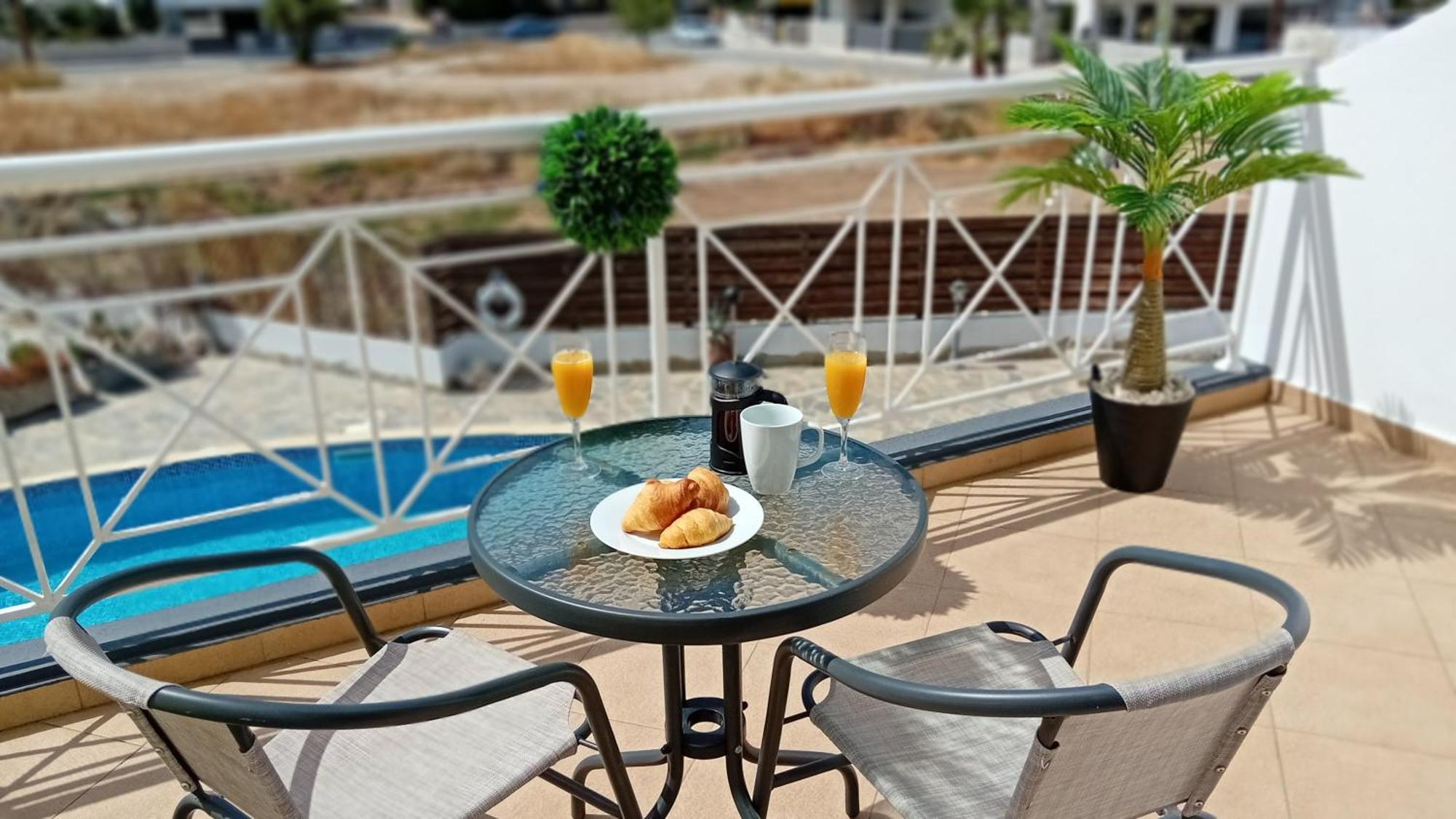 Kato Paphos Suites エクステリア 写真
