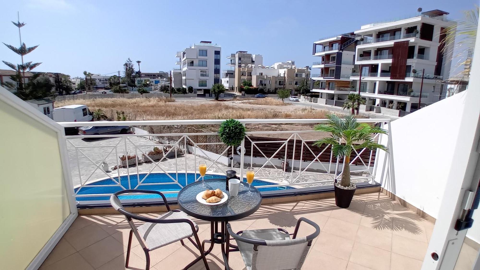 Kato Paphos Suites エクステリア 写真
